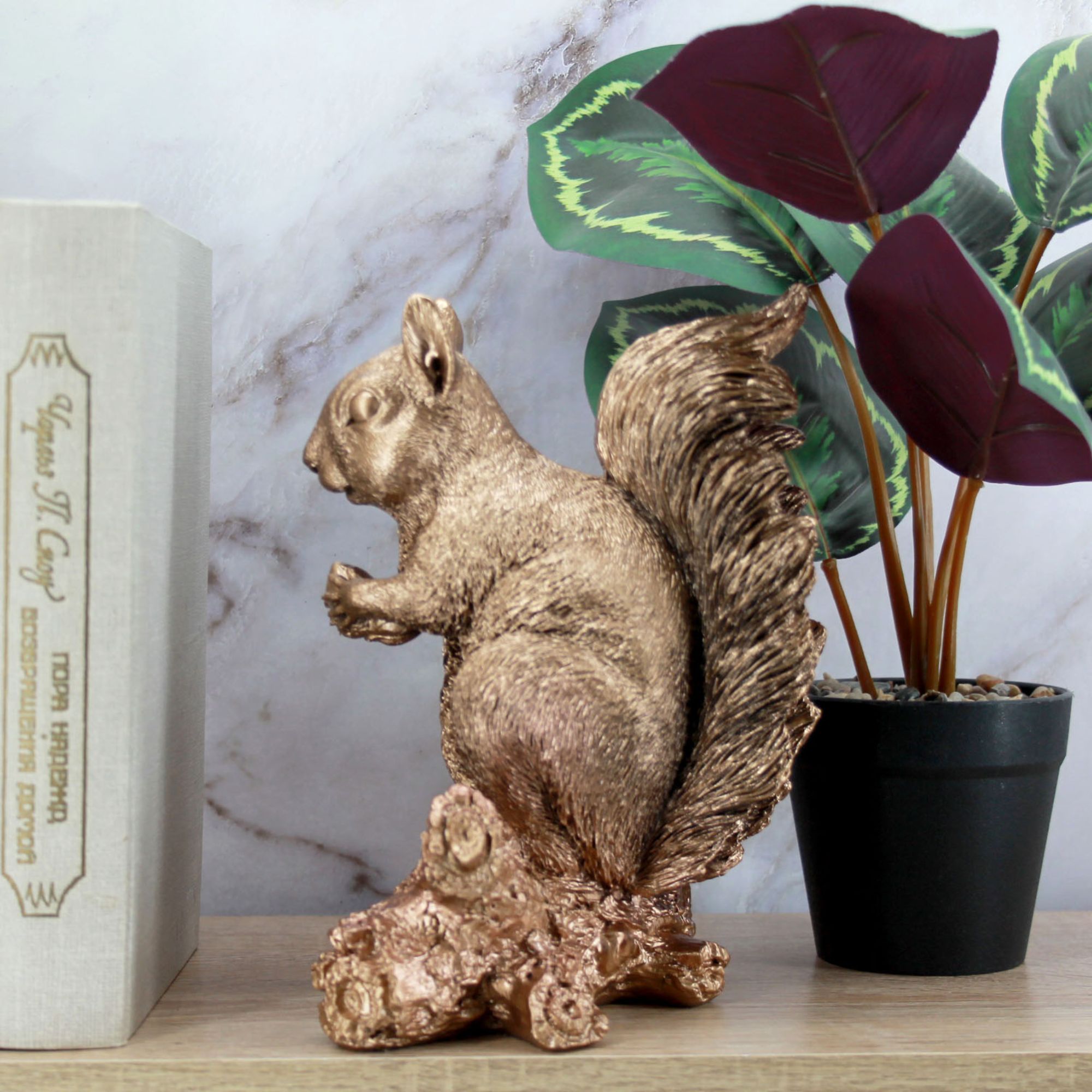 Миниатюра 5. Изделие "Статуэтка Белка с орехом", цвет светлая бронза, категория "Животные и птицы".