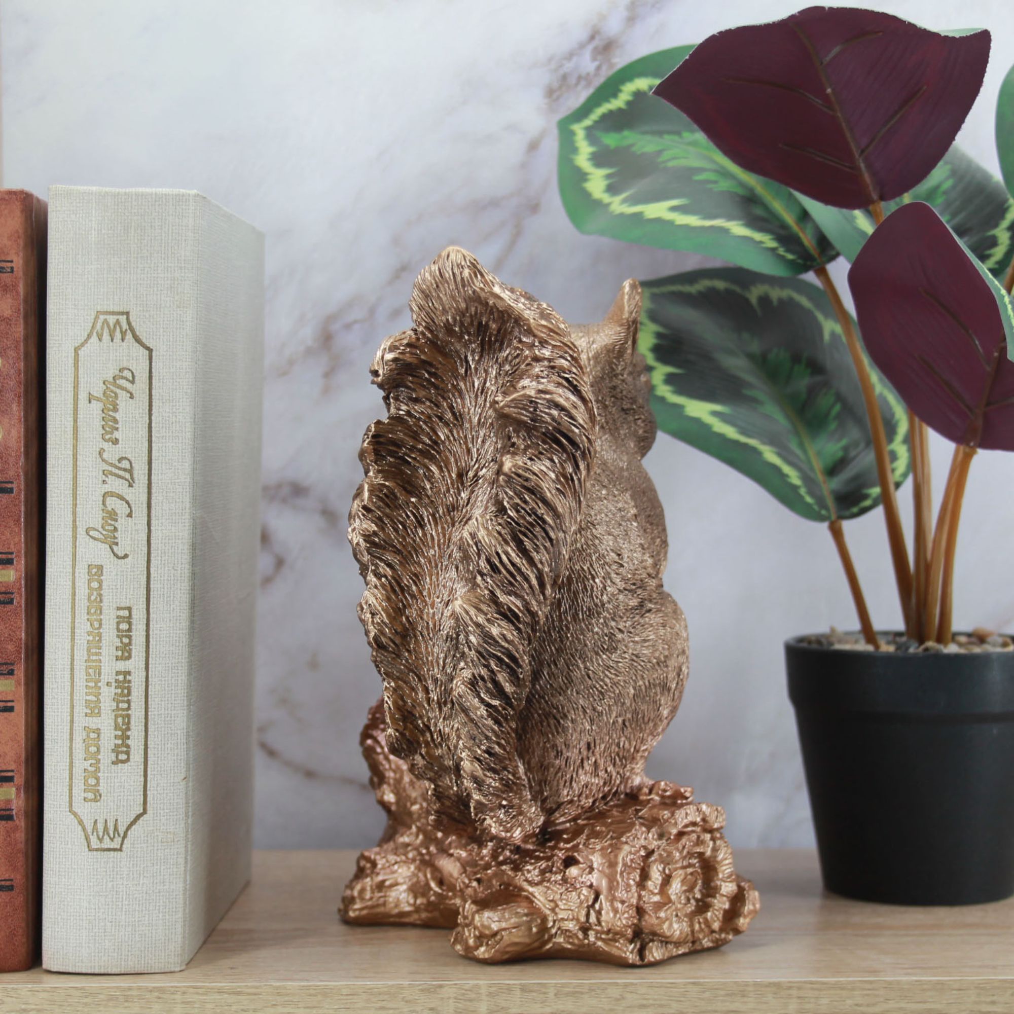 Миниатюра 4. Изделие "Статуэтка Белка с орехом", цвет светлая бронза, категория "Животные и птицы".