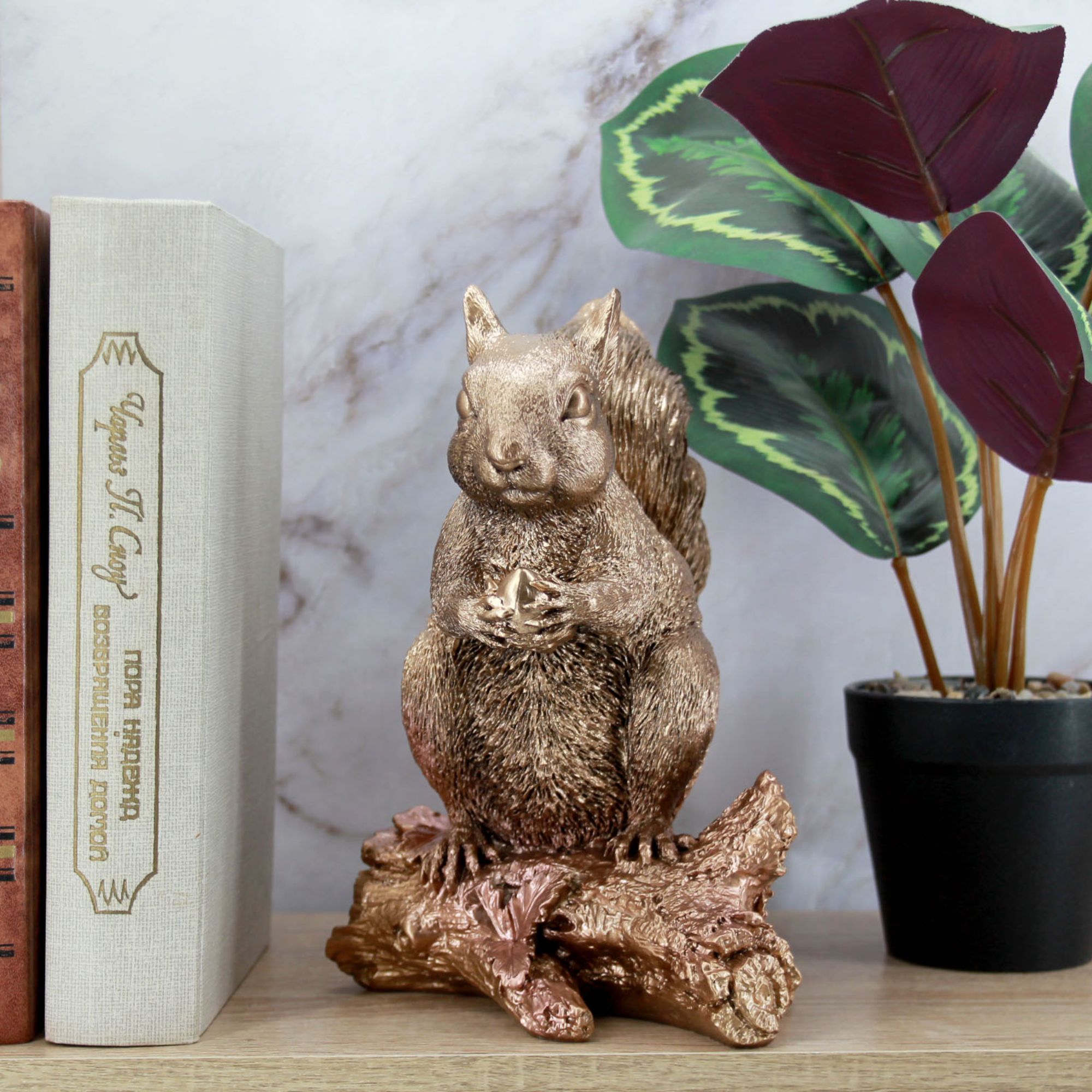 Миниатюра 2. Изделие "Статуэтка Белка с орехом", цвет светлая бронза, категория "Животные и птицы".