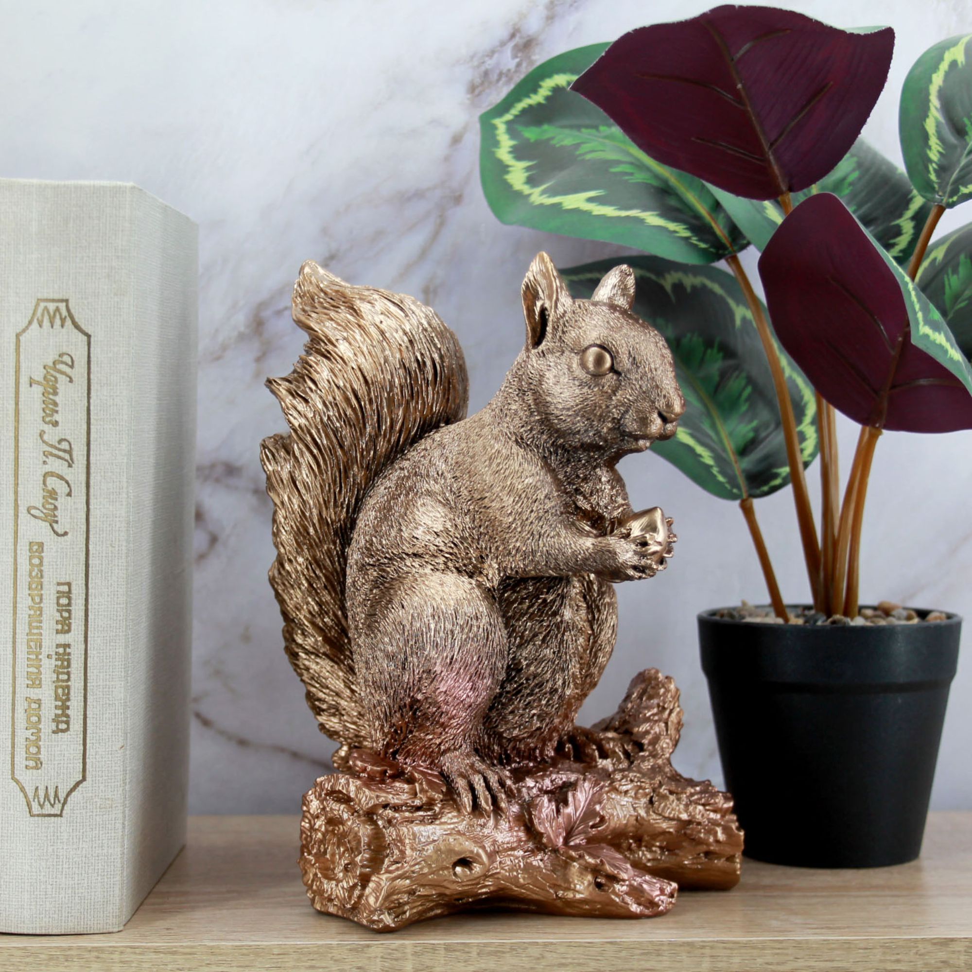 Миниатюра 1. Изделие "Статуэтка Белка с орехом", цвет светлая бронза, категория "Животные и птицы".