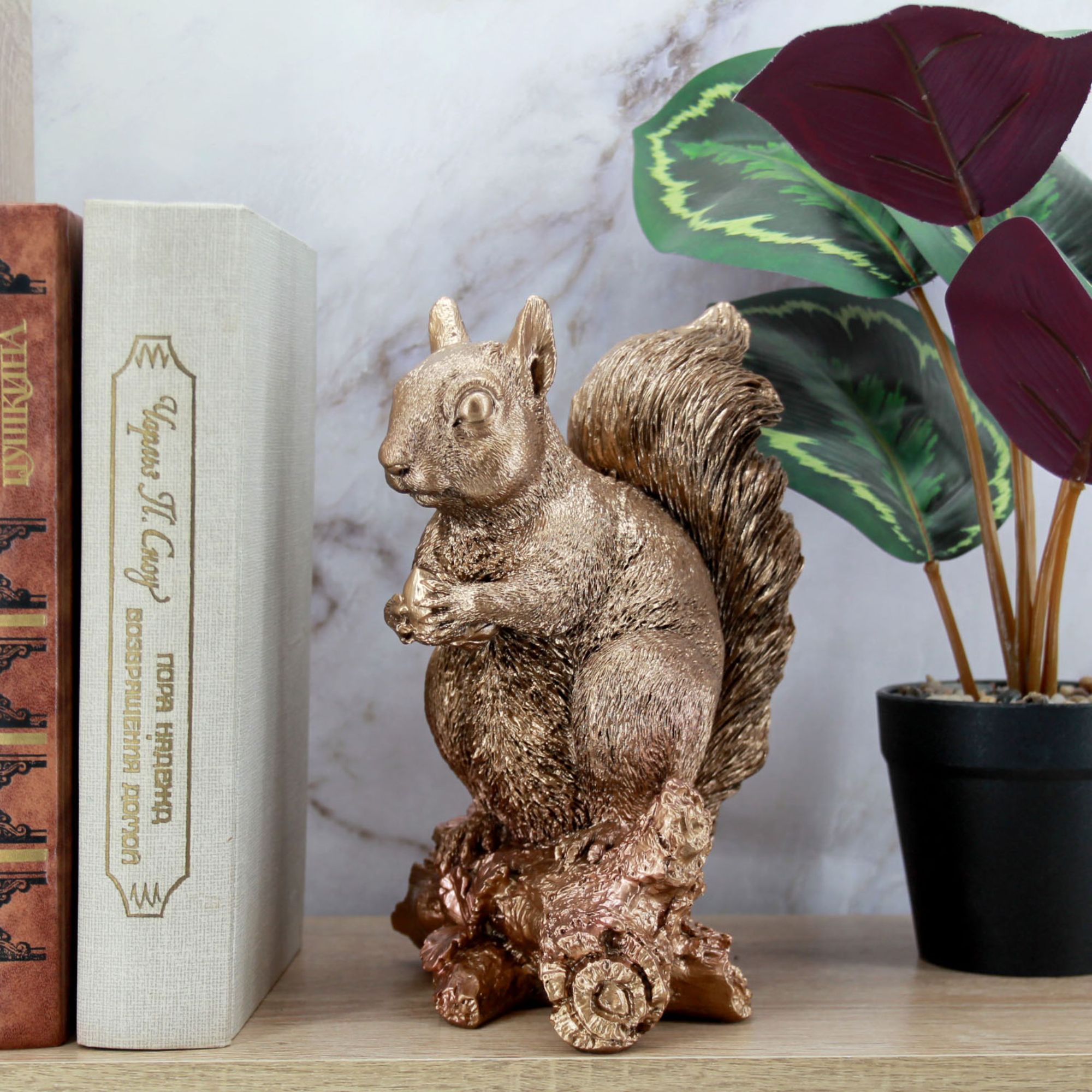 Миниатюра 3. Изделие "Статуэтка Белка с орехом", цвет светлая бронза, категория "Животные и птицы".