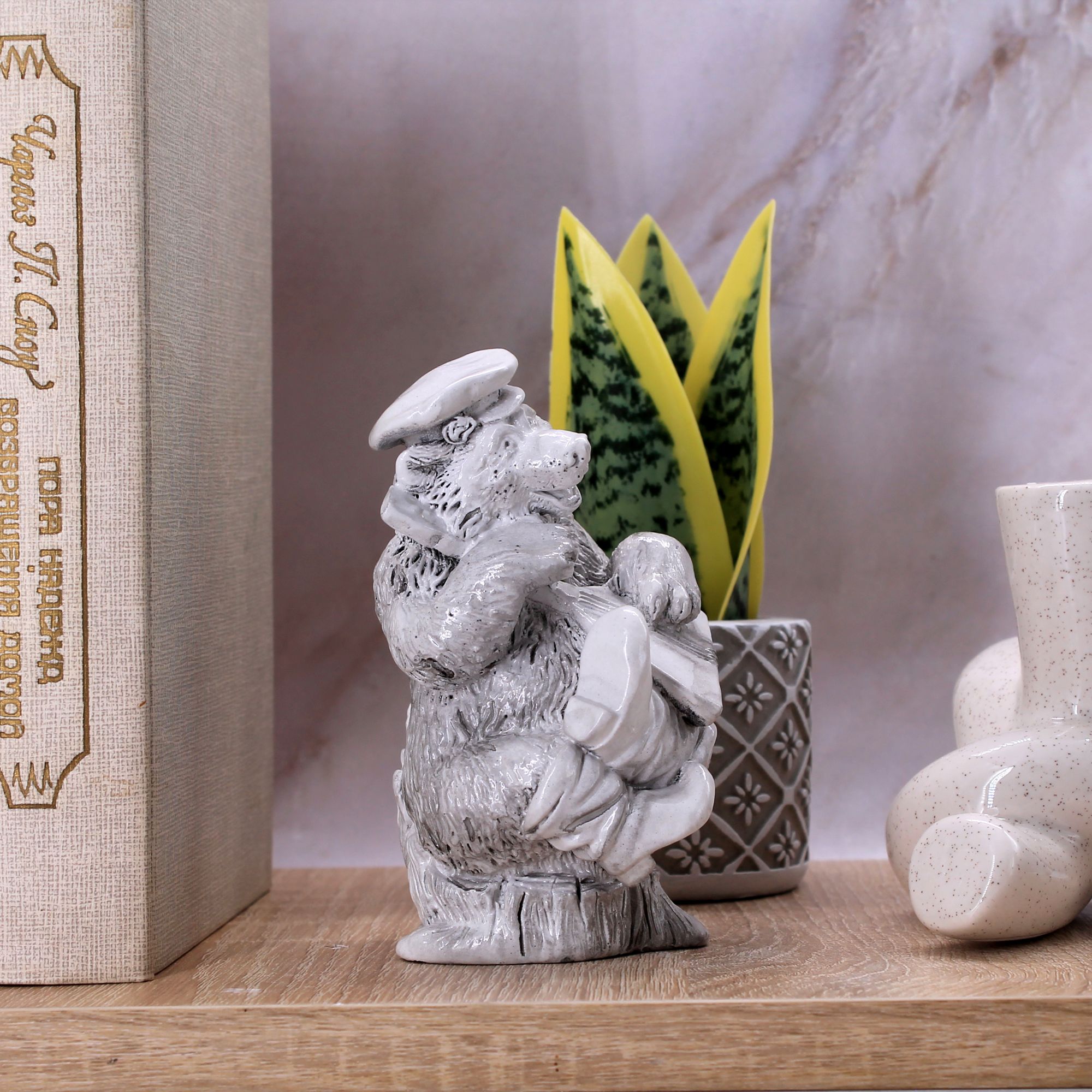 Миниатюра 2. Изделие "Статуэтка Медведь с балалайкой ", цвет слоновая кость, категория "Животные и птицы".