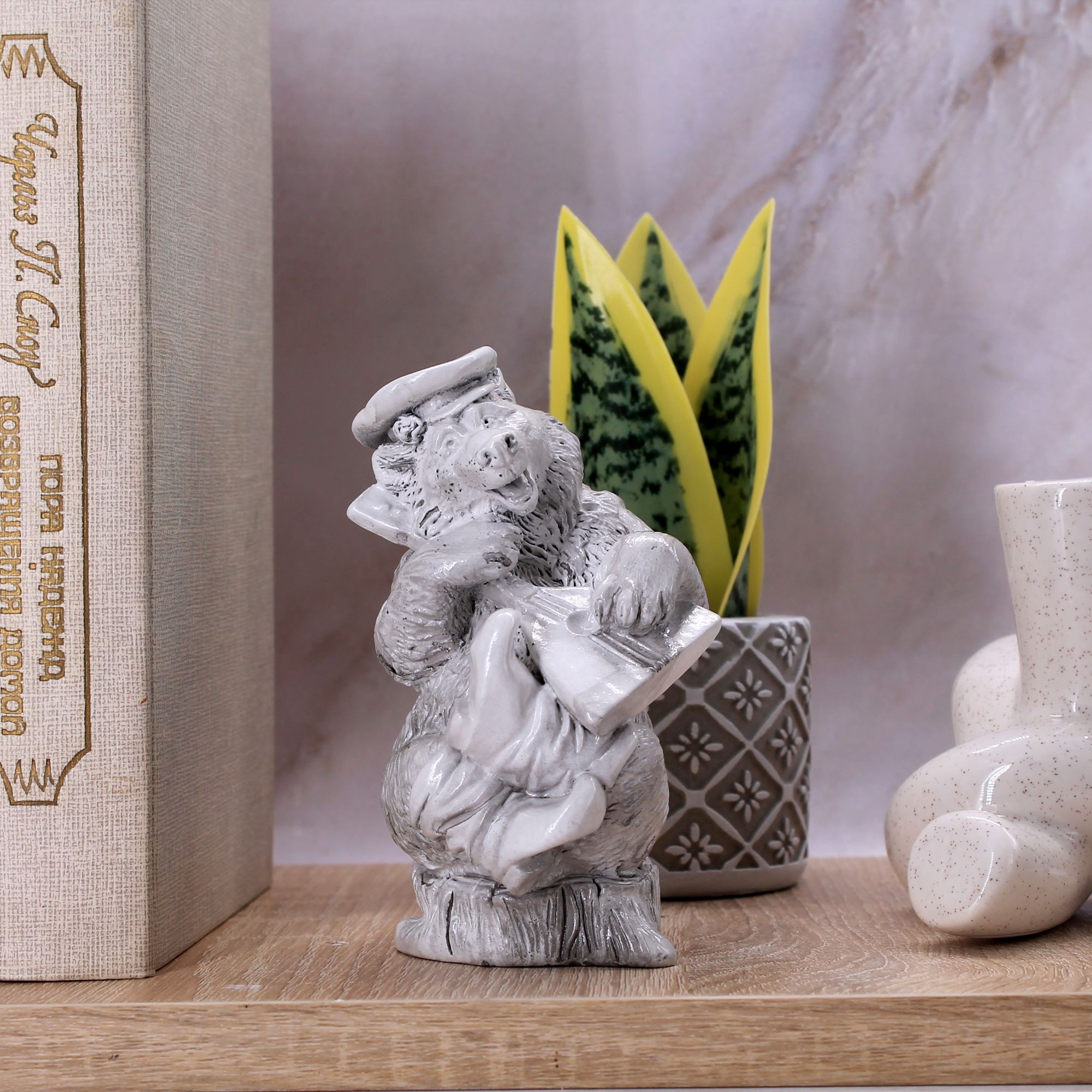 Миниатюра 1. Изделие "Статуэтка Медведь с балалайкой ", цвет слоновая кость, категория "Животные и птицы".