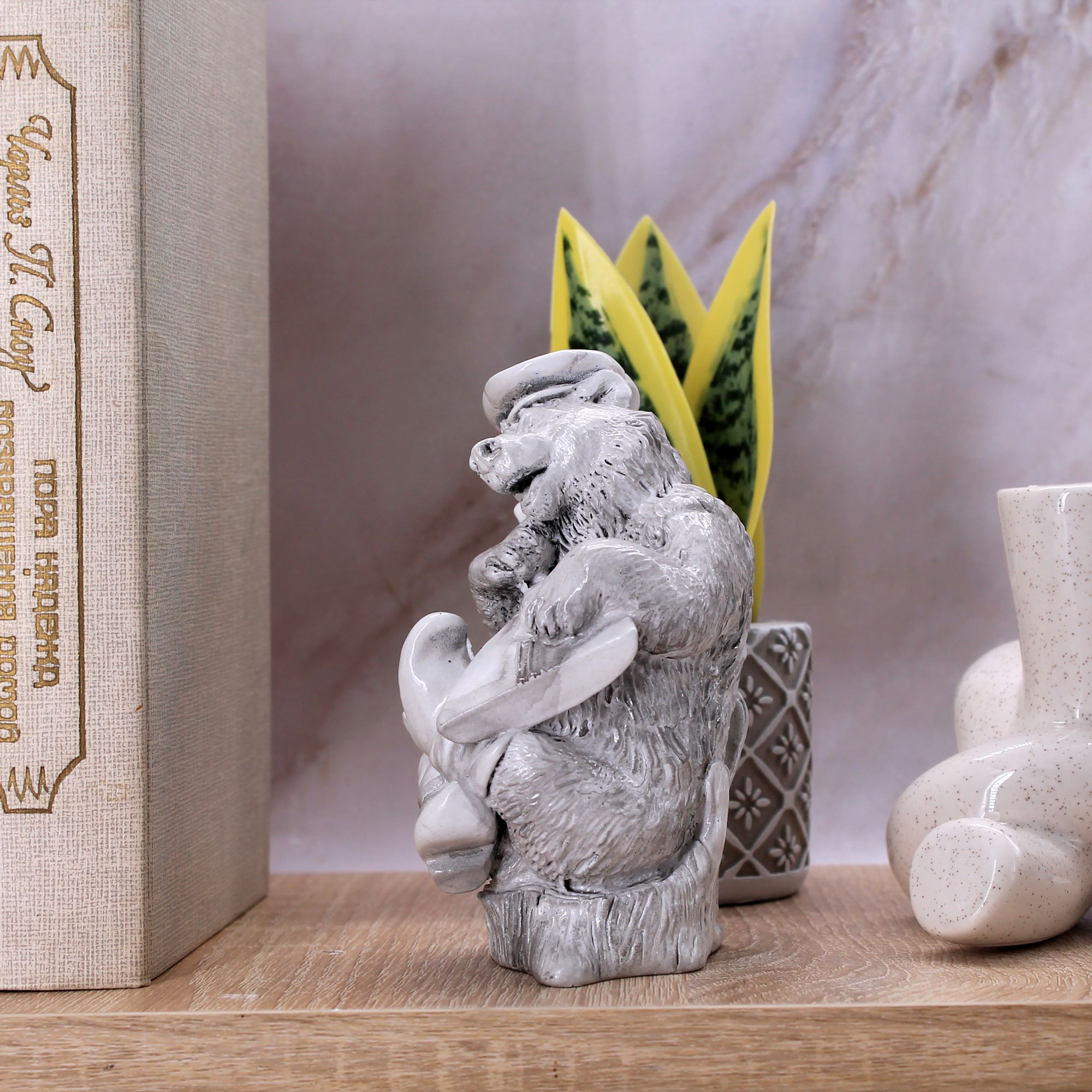 Миниатюра 5. Изделие "Статуэтка Медведь с балалайкой ", цвет слоновая кость, категория "Животные и птицы".