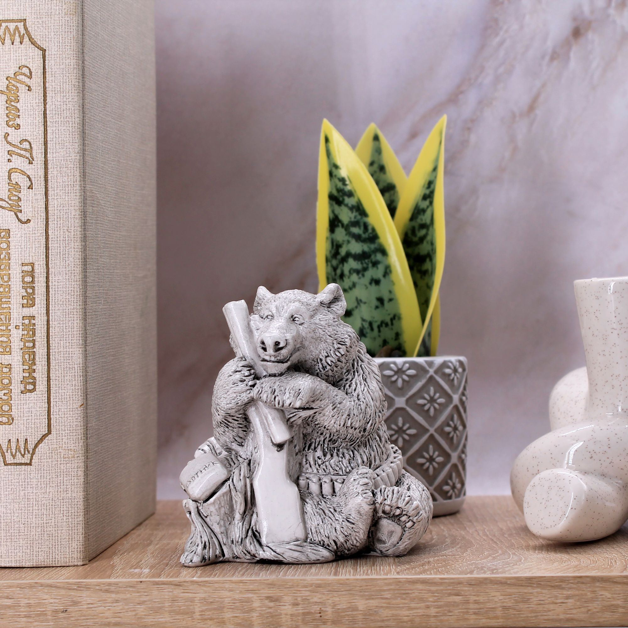 Миниатюра 1. Изделие "Статуэтка Медведь с ружьем", цвет слоновая кость, категория "Животные и птицы".