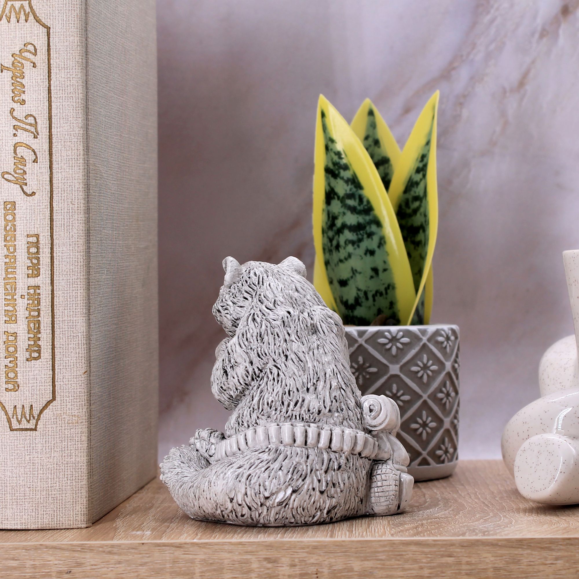 Миниатюра 2. Изделие "Статуэтка Медведь с ружьем", цвет слоновая кость, категория "Животные и птицы".