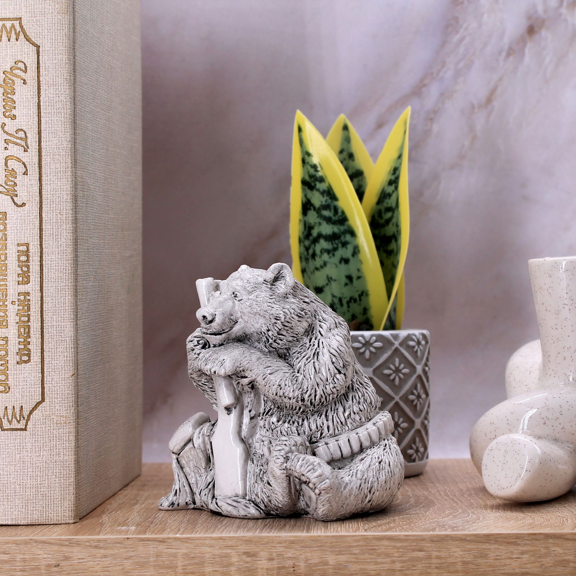 Миниатюра 4. Изделие "Статуэтка Медведь с ружьем", цвет слоновая кость, категория "Животные и птицы".