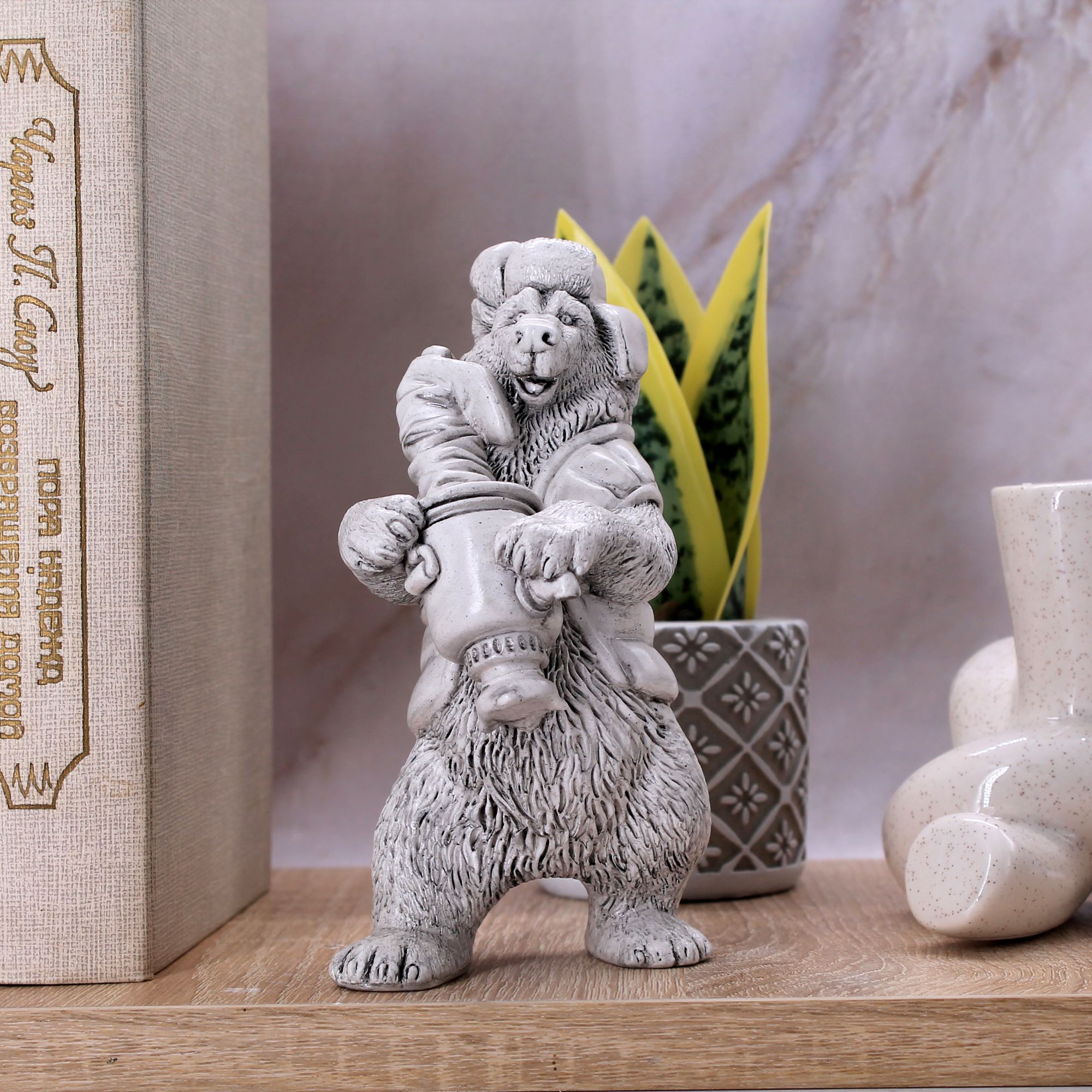 Миниатюра 1. Изделие "Статуэтка Медведь с самоваром", цвет слоновая кость, категория "Животные и птицы".