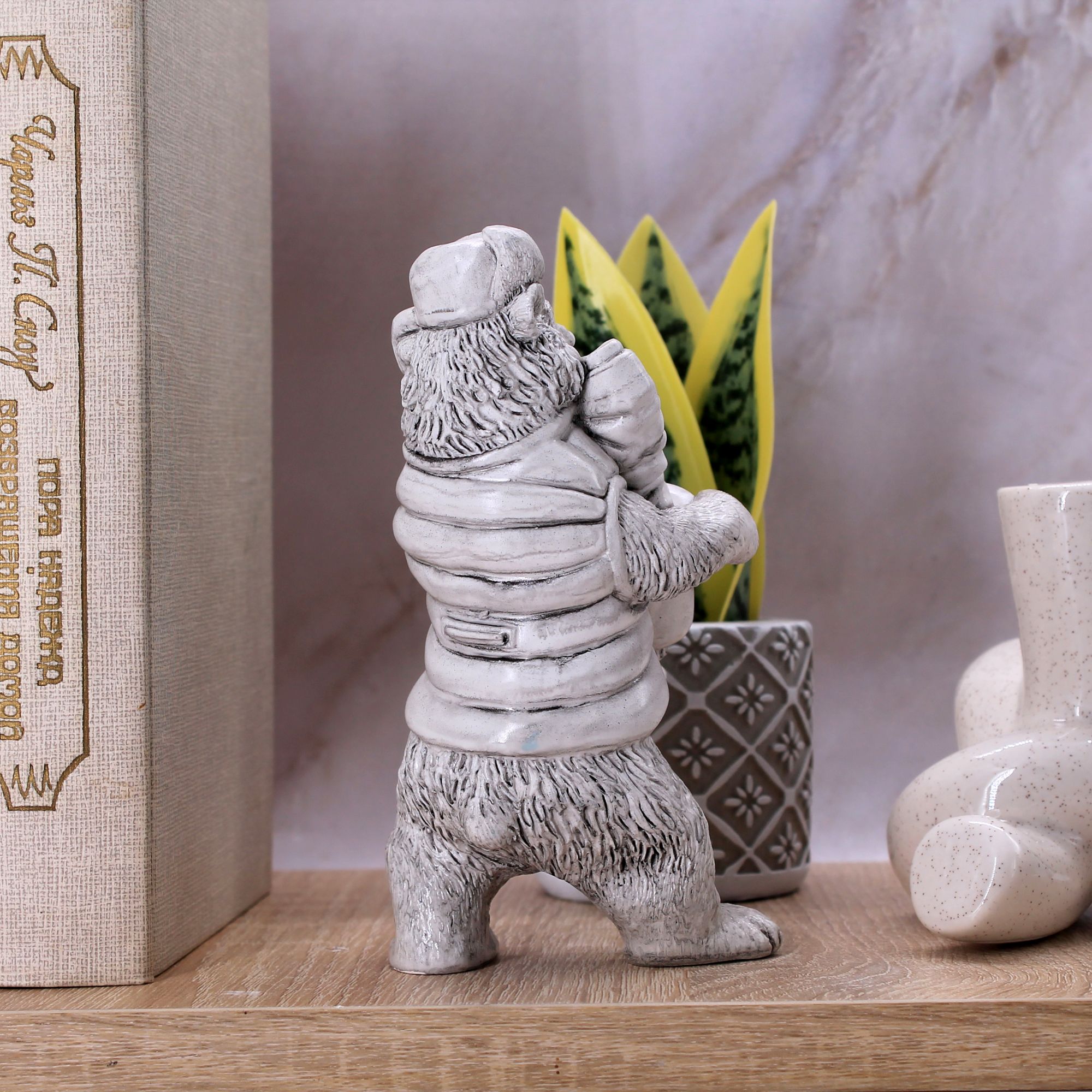 Миниатюра 3. Изделие "Статуэтка Медведь с самоваром", цвет слоновая кость, категория "Животные и птицы".