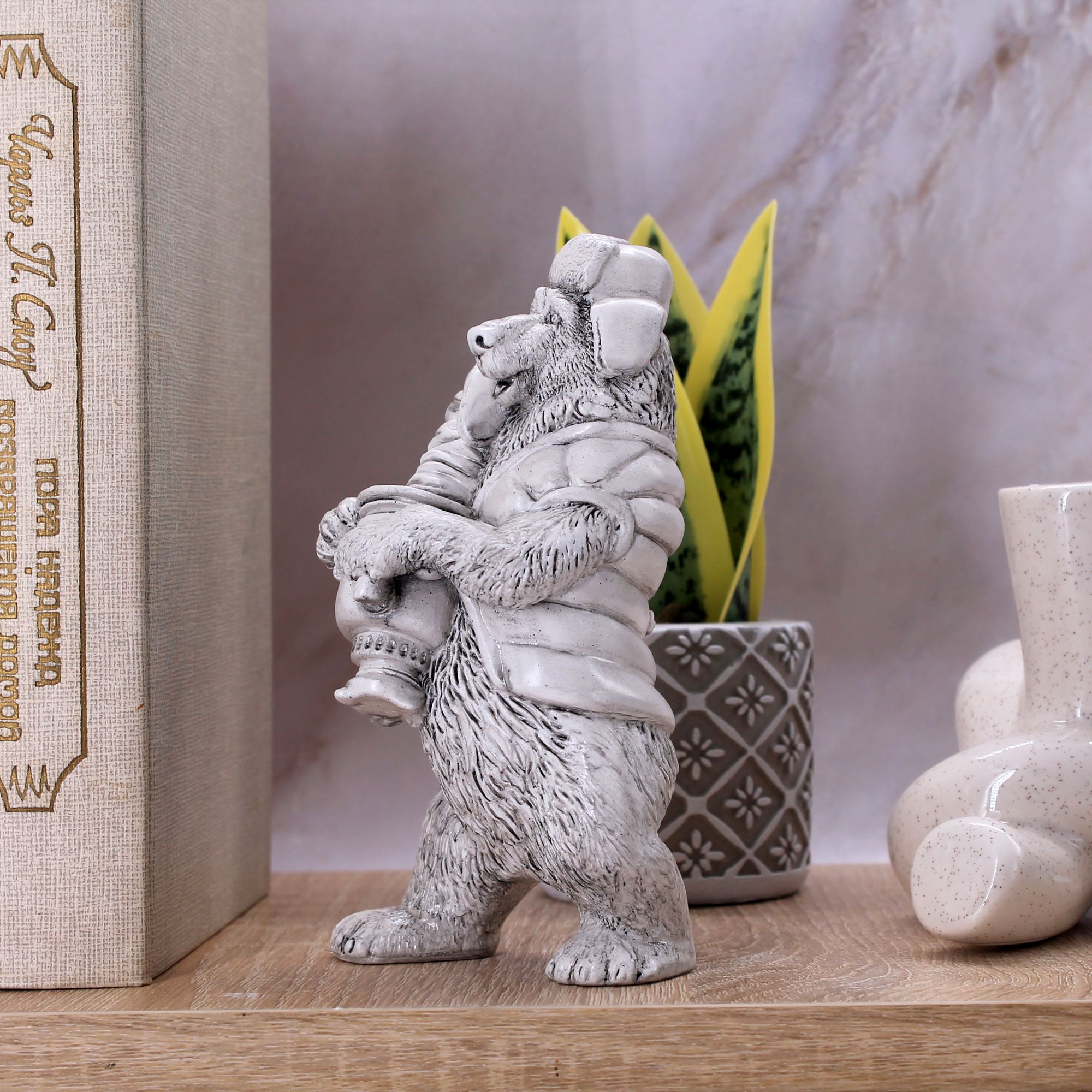 Миниатюра 5. Изделие "Статуэтка Медведь с самоваром", цвет слоновая кость, категория "Животные и птицы".