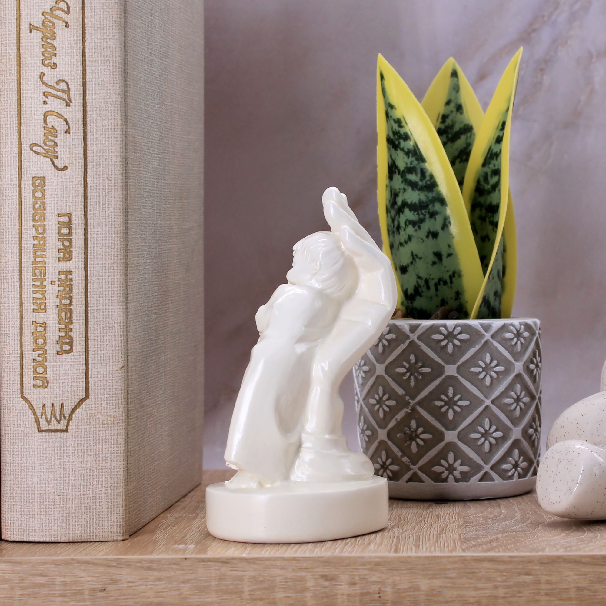 Миниатюра 12. Изделие "Статуэтка Нежность (Материнская любовь)", цвет белый глянец, категория "Античность и мифология".