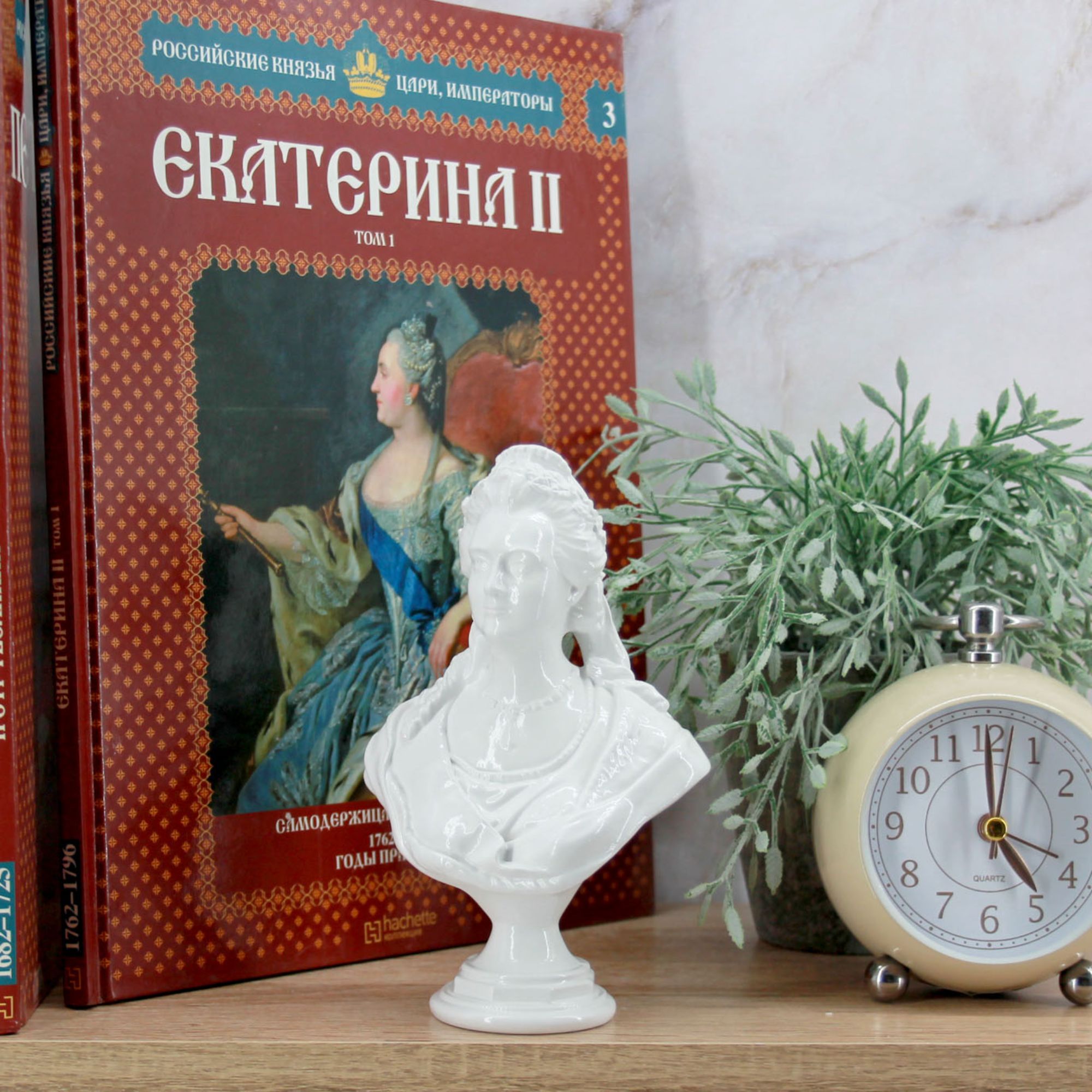 Миниатюра 1. Изделие "Статуэтка бюст Екатерина II", цвет белый глянец, категория "Бюсты".