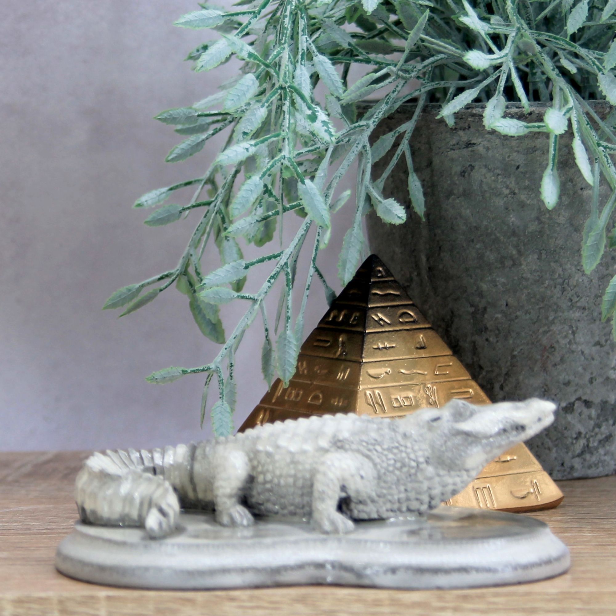 Миниатюра 1. Изделие "Интерьерная статуэтка "Крокодил на подставке"", цвет слоновая кость, категория "Миниатюры".