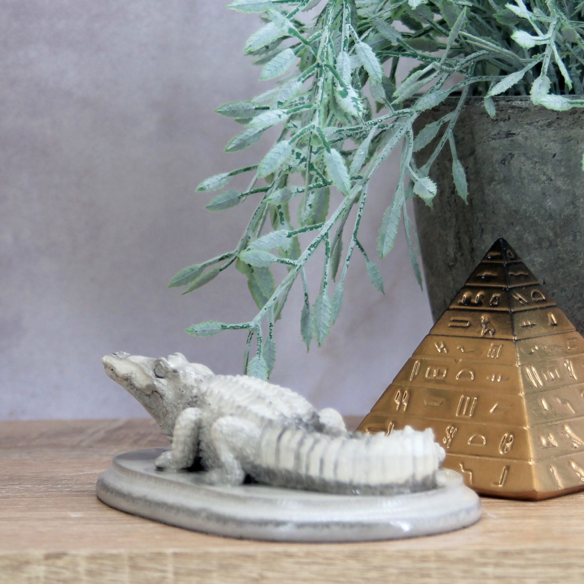 Миниатюра 3. Изделие "Интерьерная статуэтка "Крокодил на подставке"", цвет слоновая кость, категория "Миниатюры".