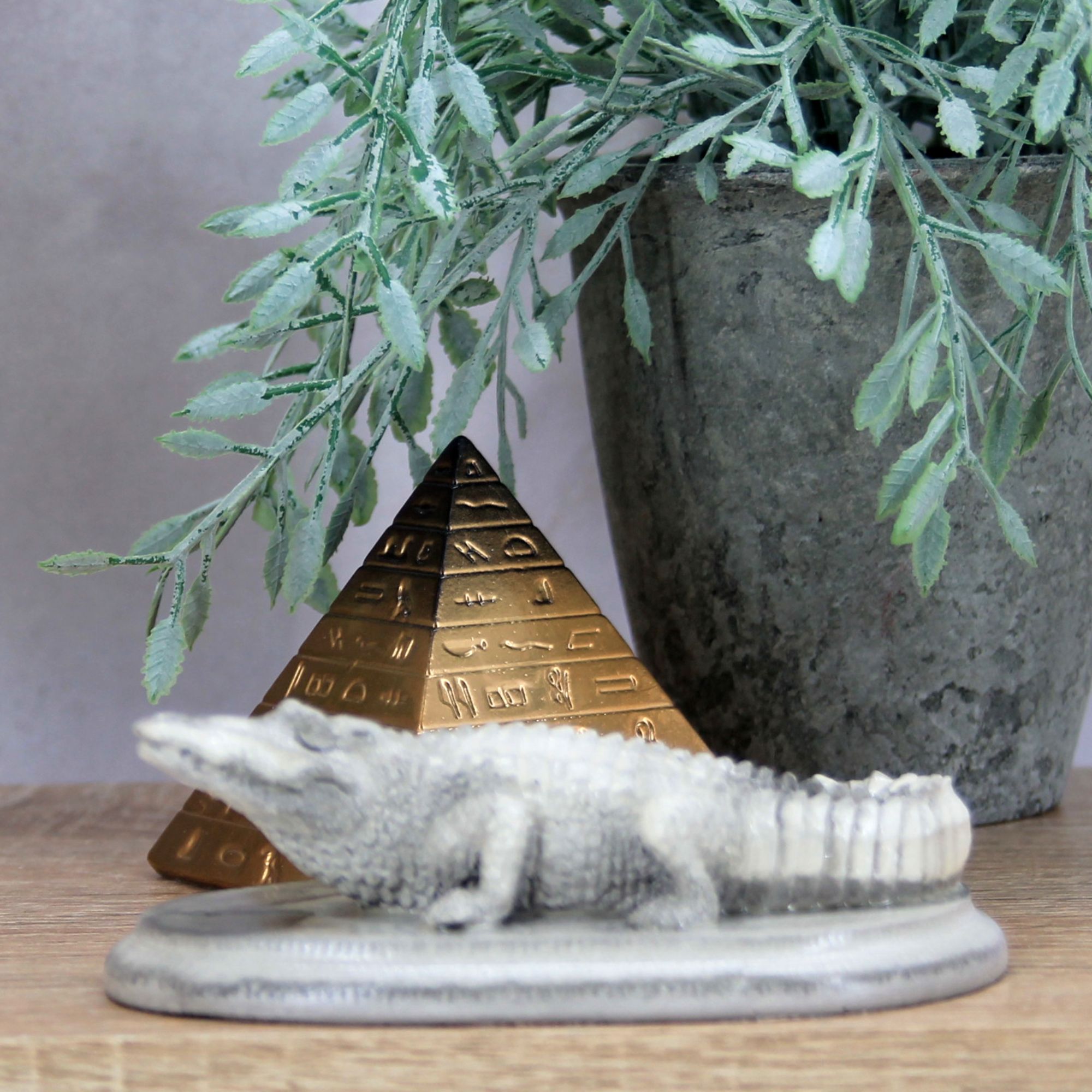 Миниатюра 4. Изделие "Интерьерная статуэтка "Крокодил на подставке"", цвет слоновая кость, категория "Миниатюры".