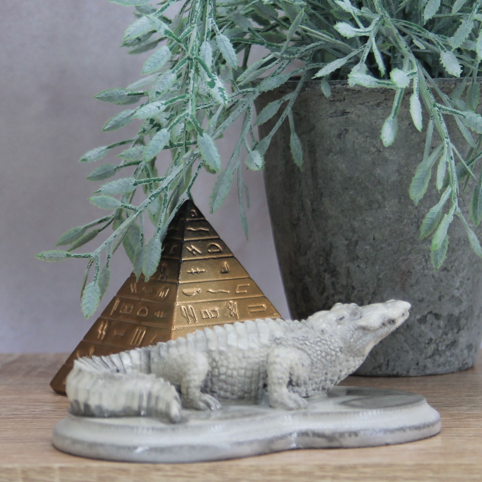 Миниатюра 5. Изделие "Интерьерная статуэтка "Крокодил на подставке"", цвет слоновая кость, категория "Миниатюры".