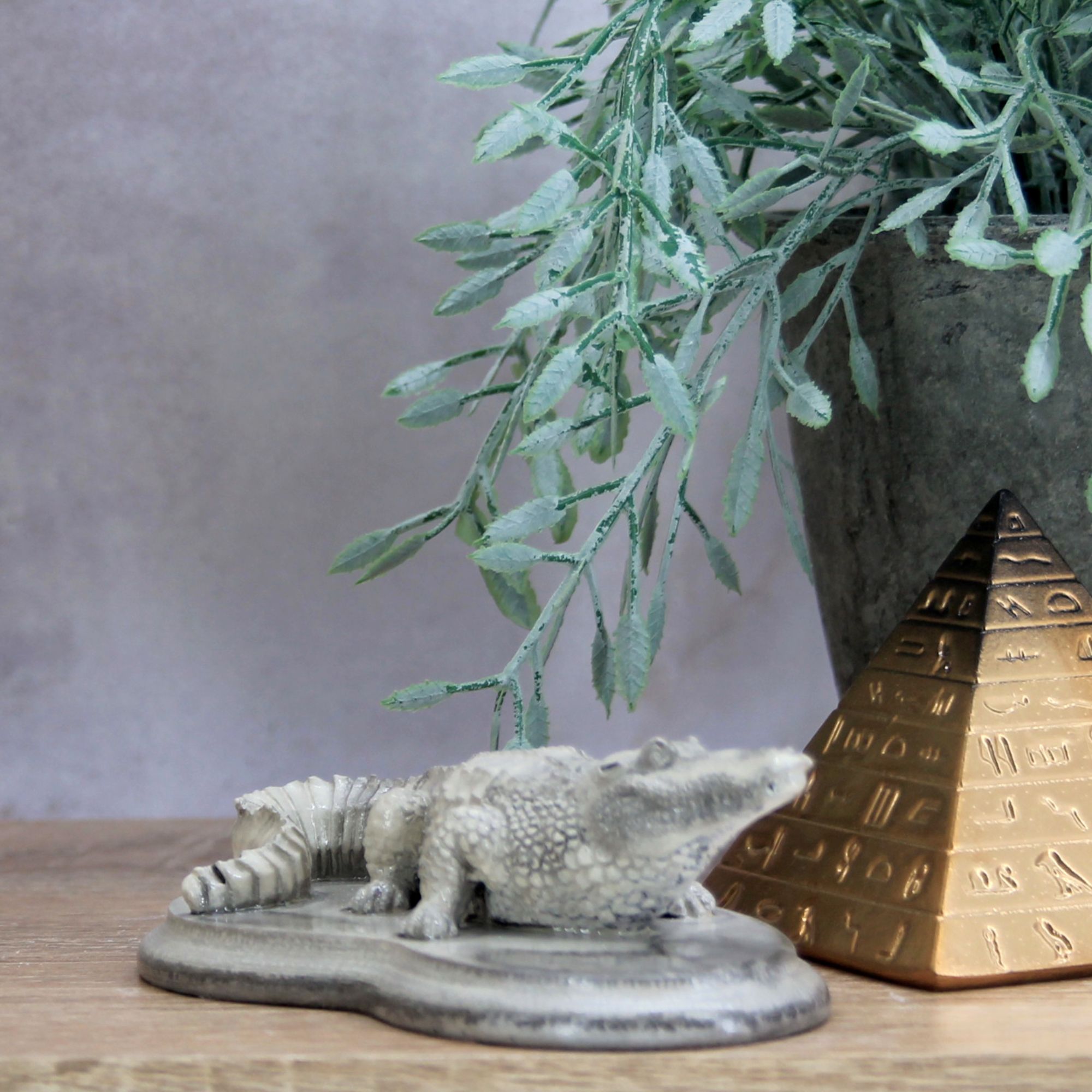 Миниатюра 6. Изделие "Интерьерная статуэтка "Крокодил на подставке"", цвет слоновая кость, категория "Миниатюры".