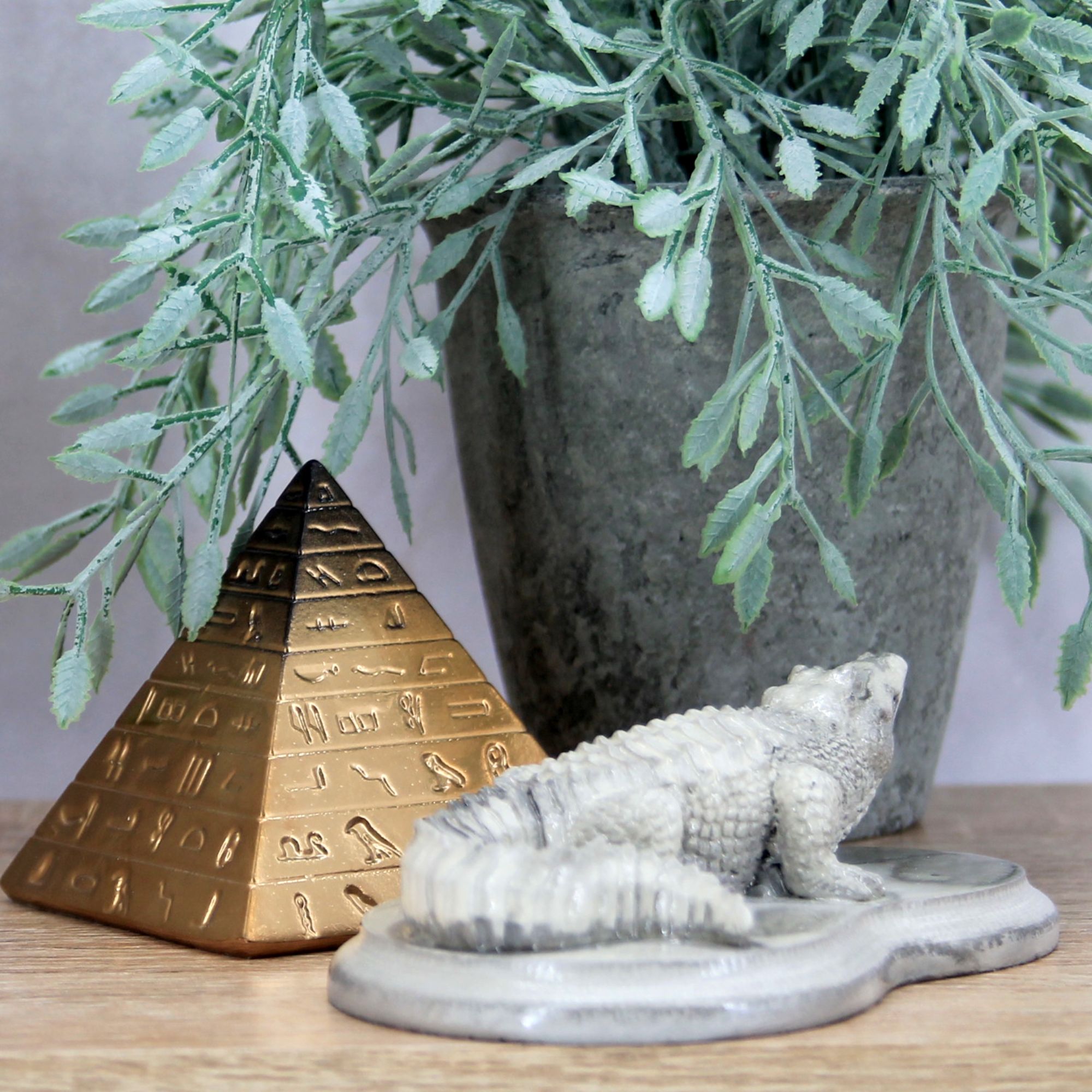 Миниатюра 7. Изделие "Интерьерная статуэтка "Крокодил на подставке"", цвет слоновая кость, категория "Миниатюры".