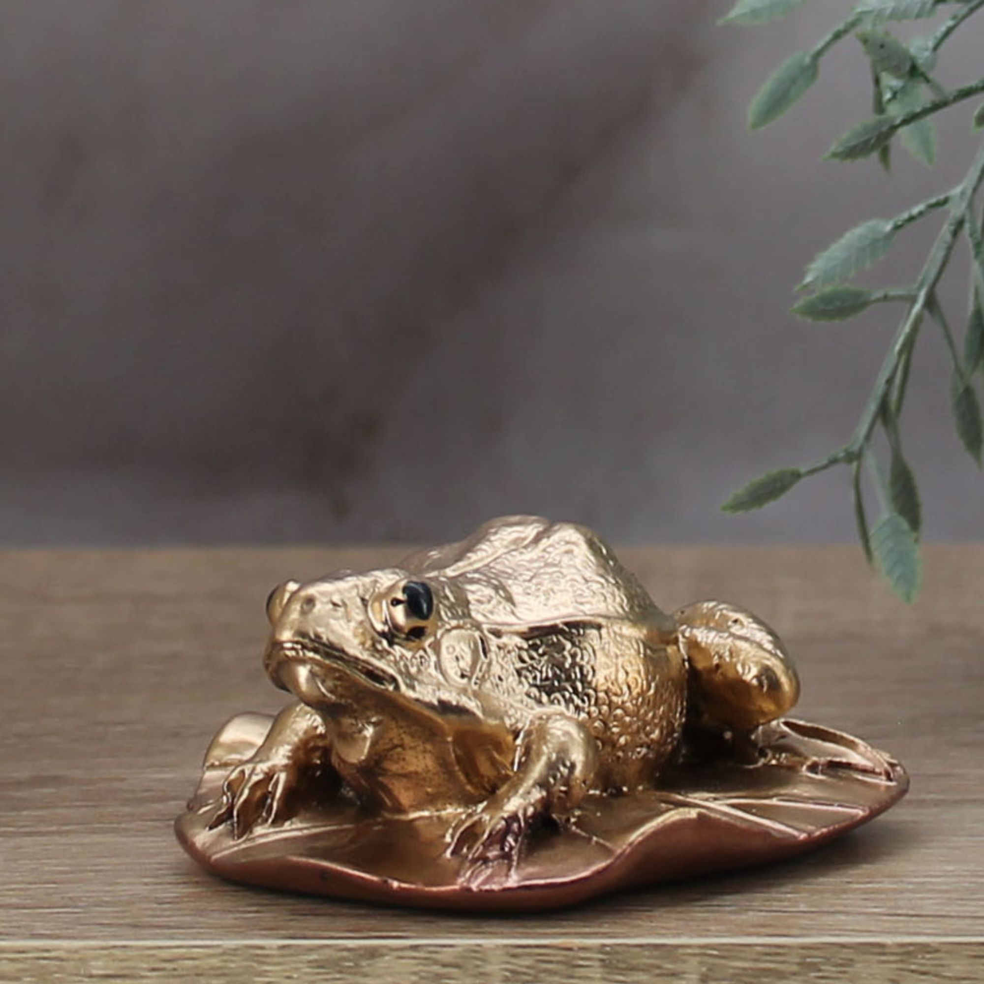 Миниатюра 2. Изделие "Статуэтка лягушонок на листочке", цвет светлая бронза, категория "Миниатюры".