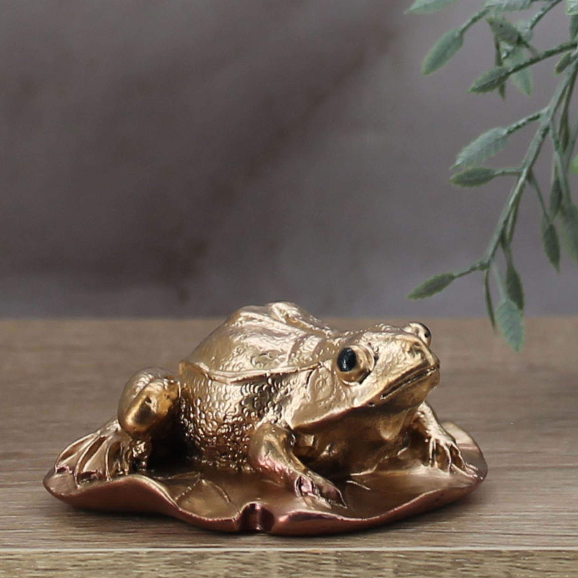 Миниатюра 1. Изделие "Статуэтка лягушонок на листочке", цвет светлая бронза, категория "Миниатюры".