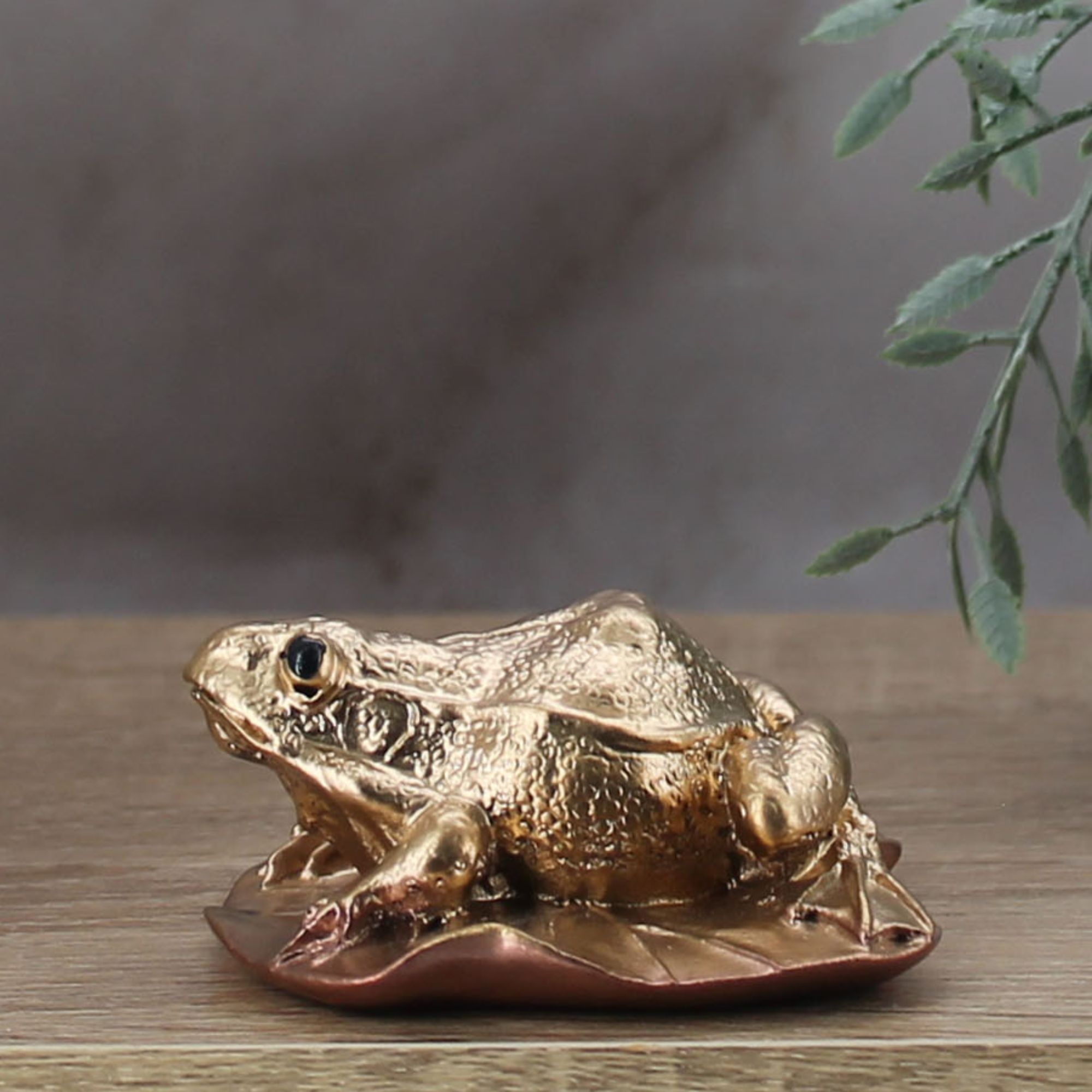 Миниатюра 3. Изделие "Статуэтка лягушонок на листочке", цвет светлая бронза, категория "Миниатюры".