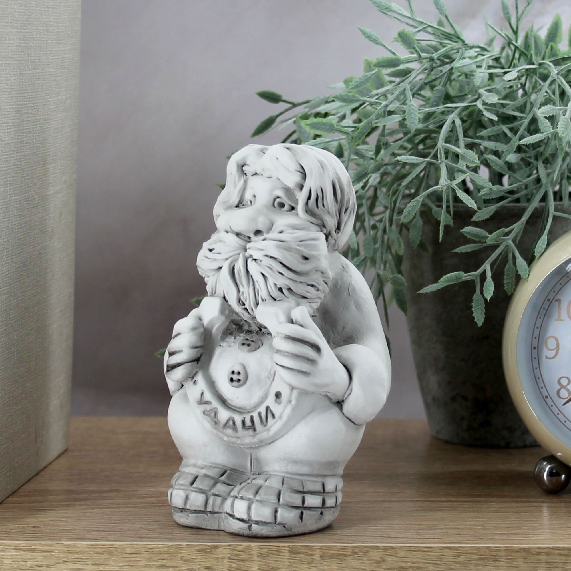 Миниатюра 5. Изделие "Интерьерная статуэтка "Домовой с подковой"", цвет слоновая кость, категория "Обереги".