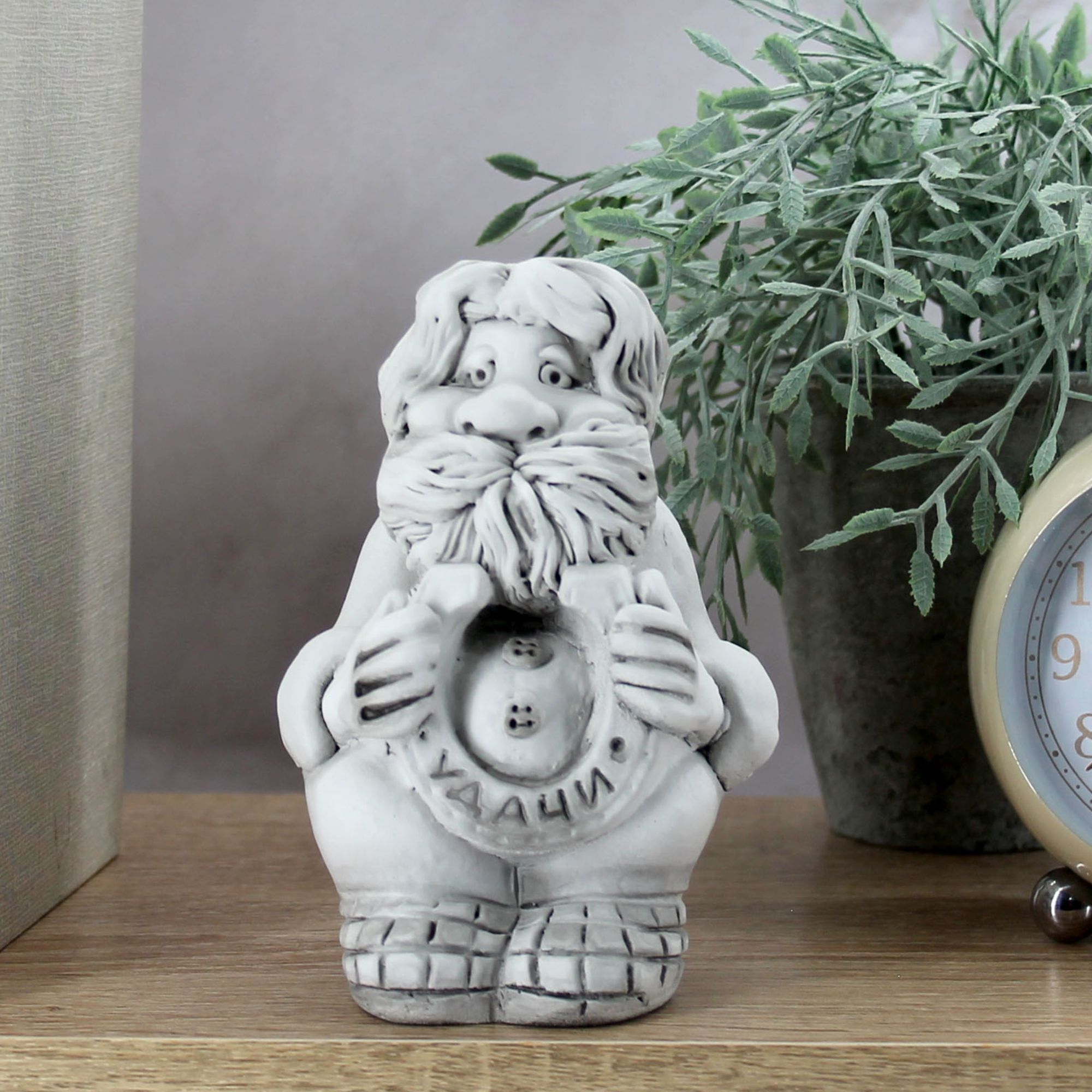 Миниатюра 7. Изделие "Интерьерная статуэтка "Домовой с подковой"", цвет слоновая кость, категория "Обереги".