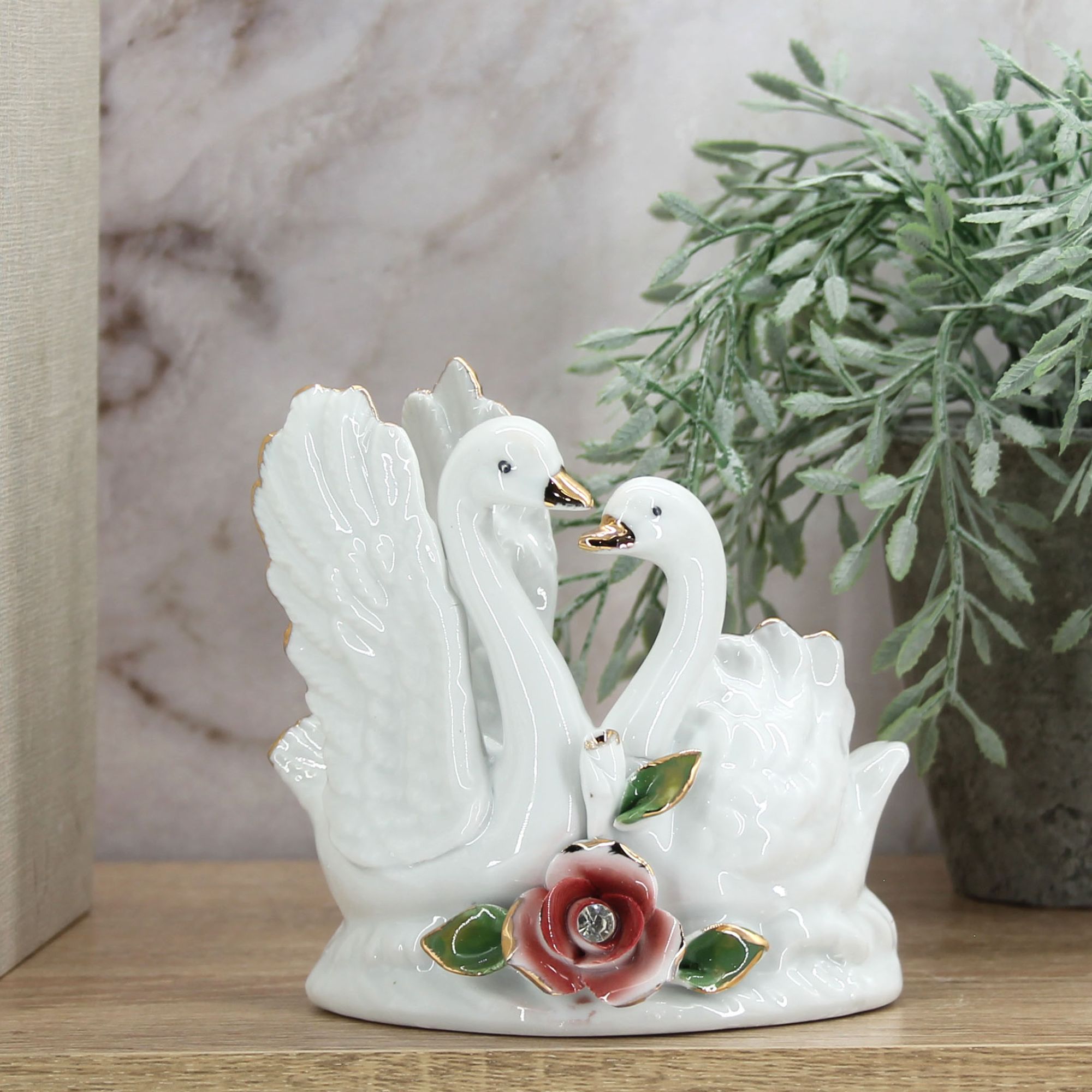 Миниатюра 1. Изделие "Интерьерная статуэтка Пара Лебедей", цвет без цветов, категория "Сопутствующие товары".