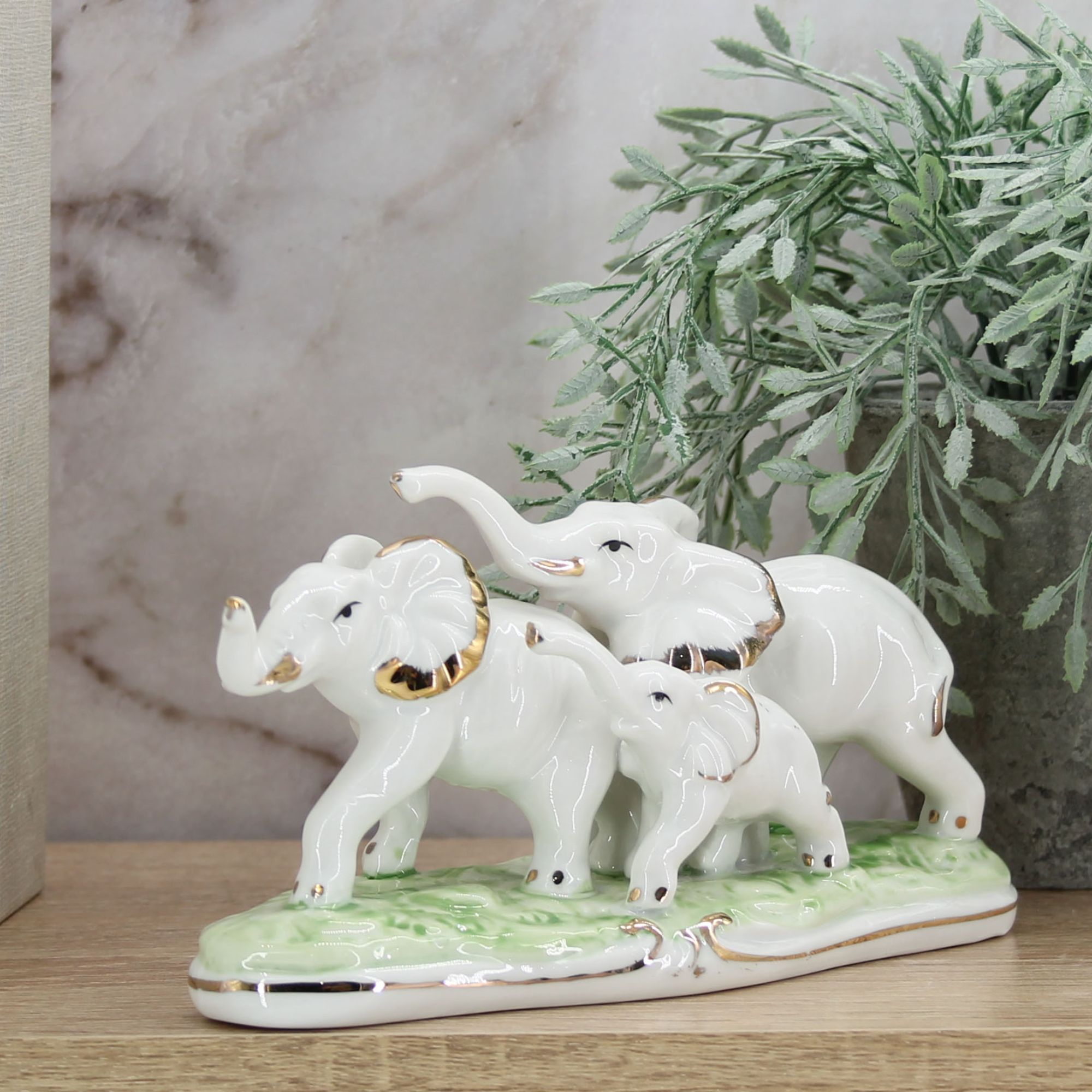 Миниатюра 2. Изделие "Интерьерная статуэтка Семья Слонов  ", цвет без цветов, категория "Сопутствующие товары".