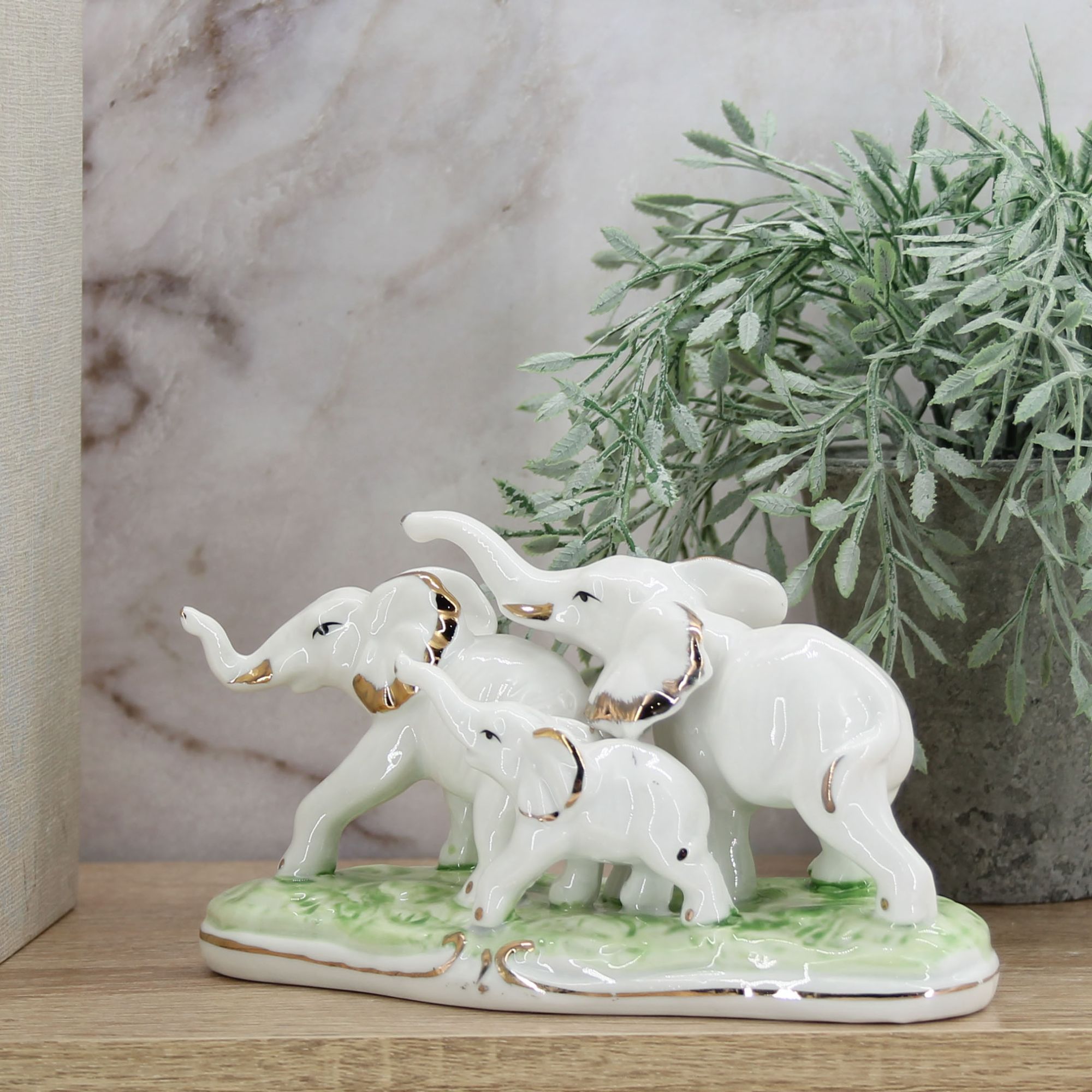 Миниатюра 1. Изделие "Интерьерная статуэтка Семья Слонов  ", цвет без цветов, категория "Сопутствующие товары".