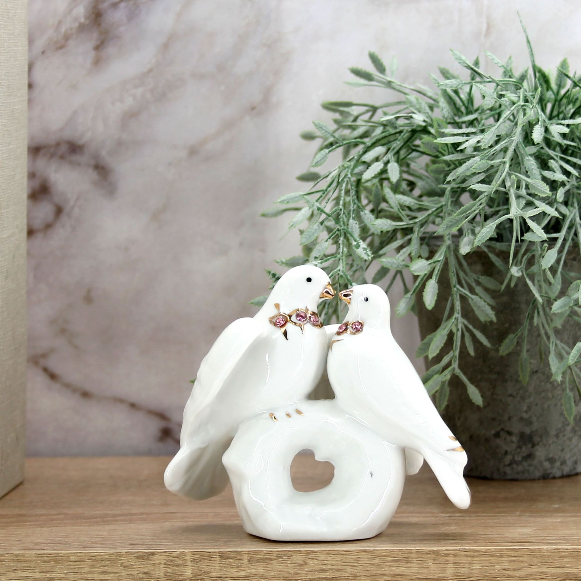 Миниатюра 1. Изделие "Интерьерная статуэтка Влюбленные голуби  № 2", цвет без цветов, категория "Сопутствующие товары".