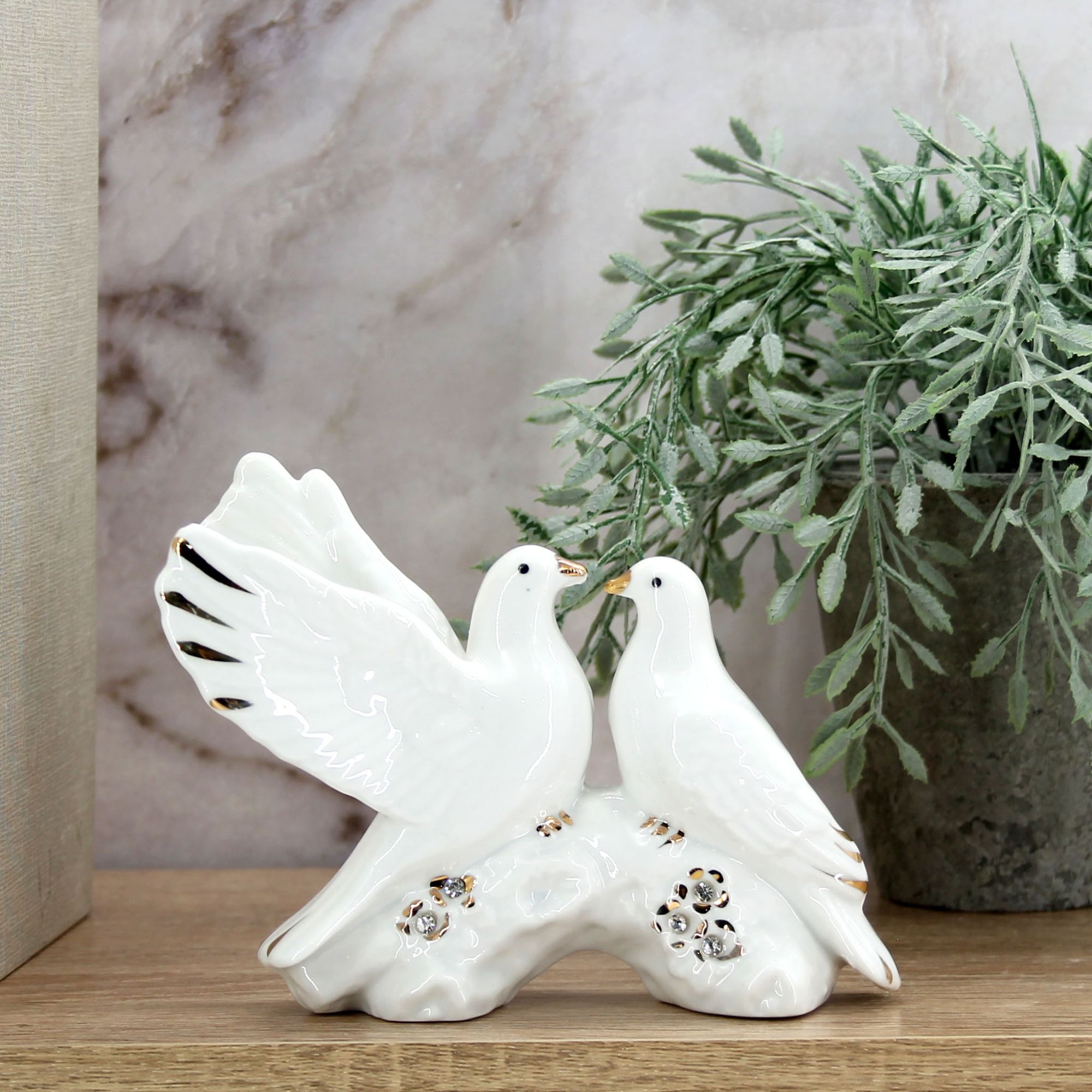 Миниатюра 1. Изделие "Интерьерная статуэтка Влюбленные голуби  № 3", цвет без цветов, категория "Сопутствующие товары".