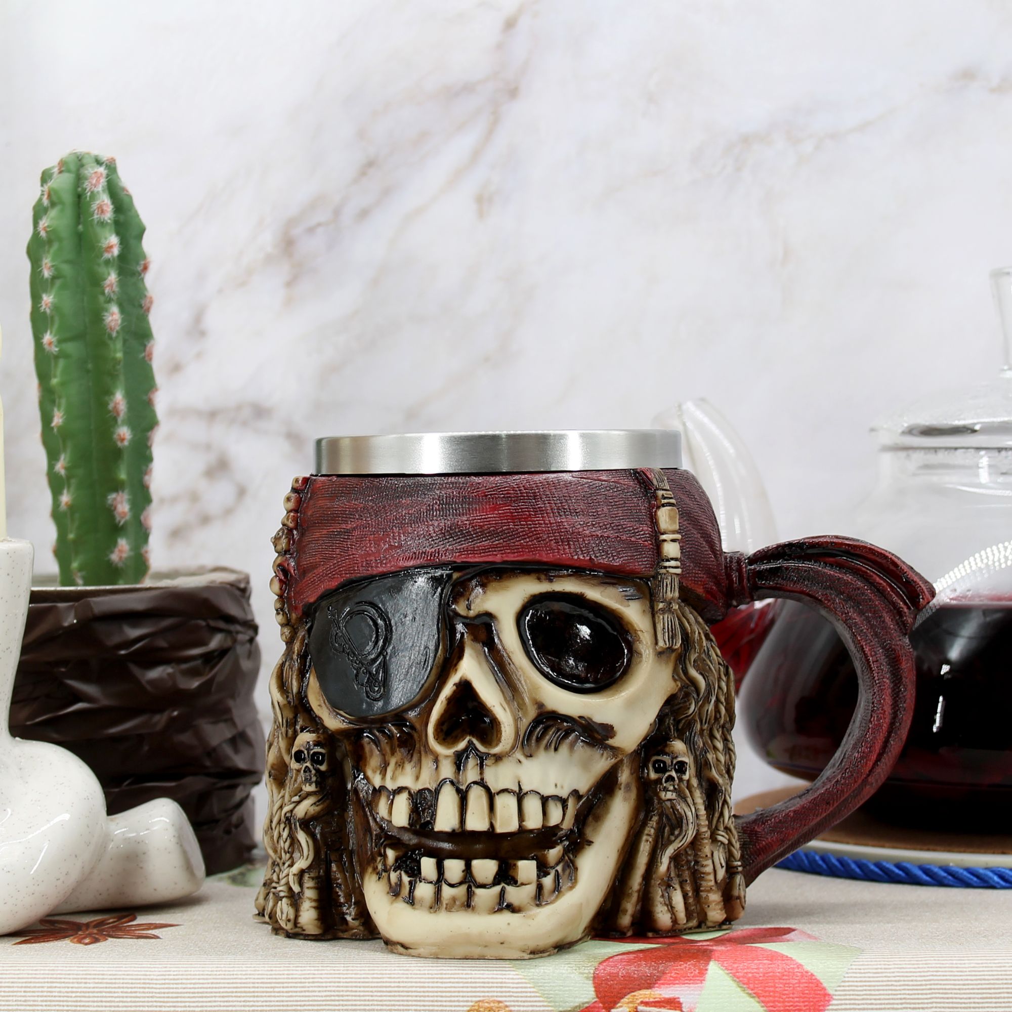 Миниатюра 1. Изделие "Сувенирная Кружка Одноглазый пират", цвет без цветов, категория "Сопутствующие товары".